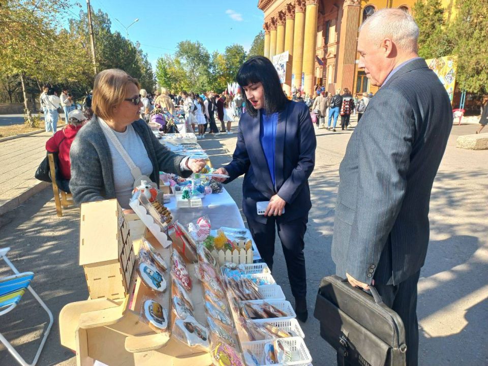 Выставку работ посвященную празднования Дня города Зугрэса сегодня посетил врип главы муниципального образования городского округа Харцызск Евгений Поплавский Выставку работ посвященную празднования Дня города Зугрэса сегодня посетил врип главы муниципального образования городского округа Харцызск Евгений Поплавский