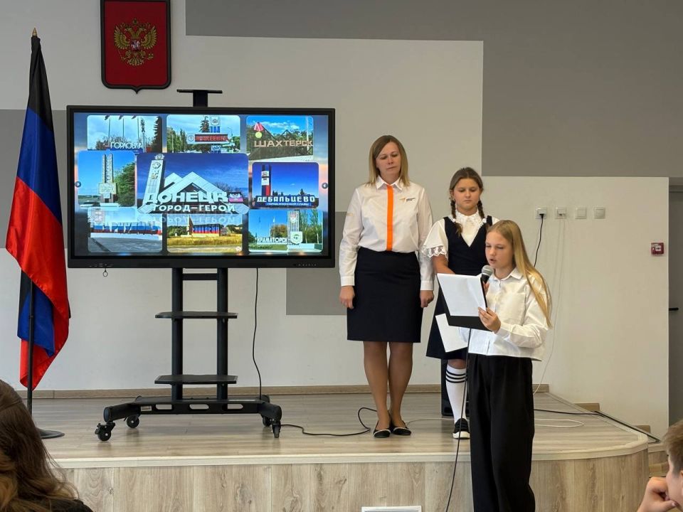 «Донбасс — это Россия»: в школах Мангушского округа прошли патриотические занятия «Донбасс — это Россия»: в школах Мангушского округа прошли патриотические занятия