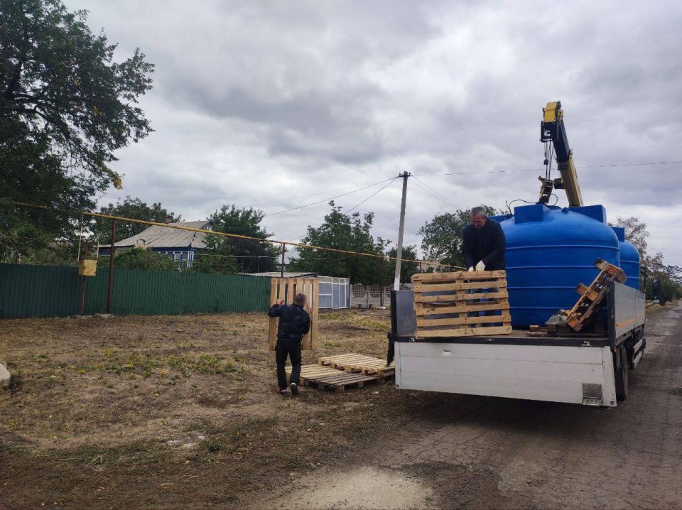 Александр Шатов: В Шахтерском округе продолжается работа по установке емкостей для раздачи воды населению Александр Шатов: В Шахтерском округе продолжается работа по установке емкостей для раздачи воды населению