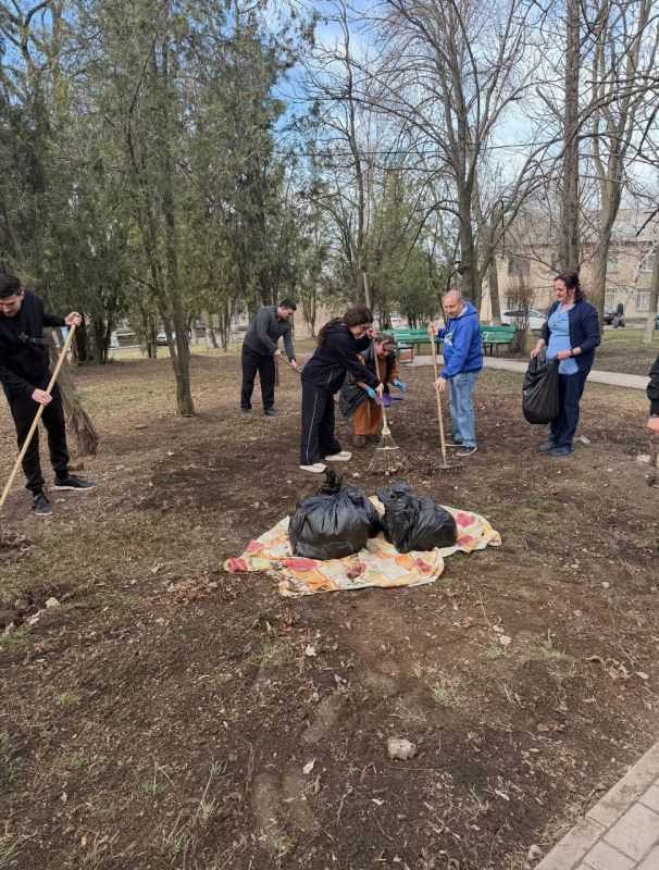 Сегодня в Пролетарском внутригородском районе города Донецка состоялся масштабный общегородской субботник Сегодня в Пролетарском внутригородском районе города Донецка состоялся масштабный общегородской субботник