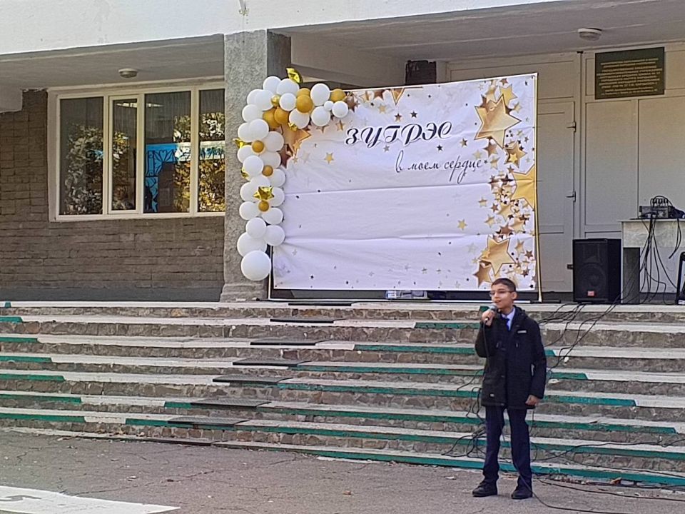 Сегодня, в честь праздника Дня города Зугрэса 27 сентября, состоялась концертно-развлекательная программа, в которой приняли участие учащиеся и преподаватели МБУДО "ЗДШИ" при взаимодействии с коллективами ГБОУ "СШ 17 г.о.... Сегодня, в честь праздника Дня города Зугрэса 27 сентября, состоялась концертно-развлекательная программа, в которой приняли участие учащиеся и преподаватели МБУДО "ЗДШИ" при взаимодействии с коллективами ГБОУ "СШ 17 г.о....