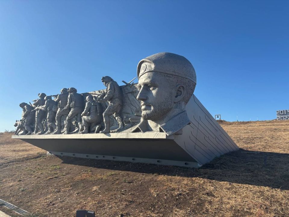 Комплекс «Саур-Могила» посвящён освобождению Донбасса советскими воинами в 1943 году Комплекс «Саур-Могила» посвящён освобождению Донбасса советскими воинами в 1943 году