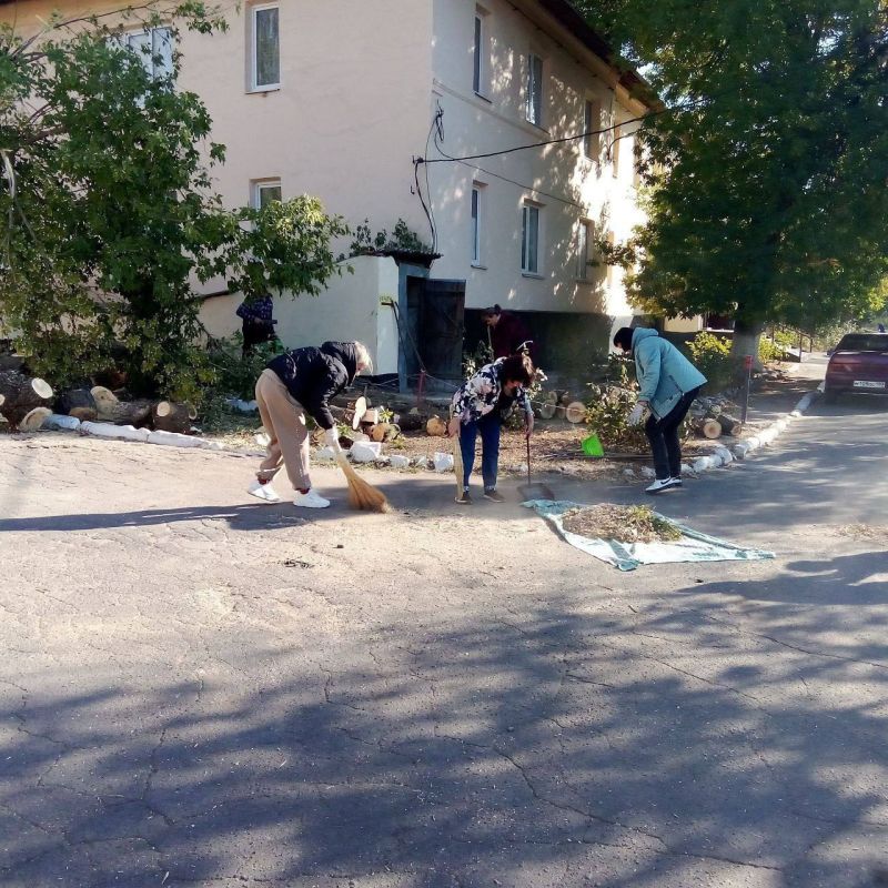 Убираем город вместе. В Моспино прошел общегородской субботник, участие в котором приняли сотрудники Моспинского территориального управления, трудовые коллективы организаций и предприимчивые жители-активисты Убираем город вместе. В Моспино прошел общегородской субботник, участие в котором приняли сотрудники Моспинского территориального управления, трудовые коллективы организаций и предприимчивые жители-активисты