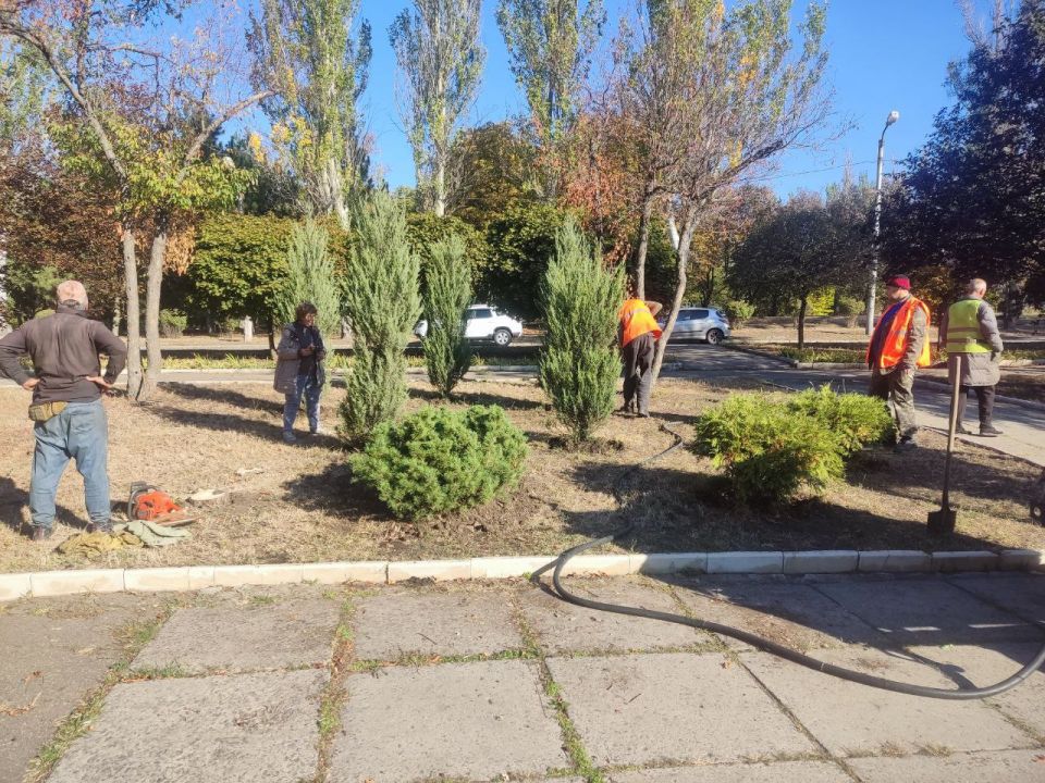 Сегодня, 27сентября 2025 года, в Кировском внутригородском районе города Донецк состоялся субботник по адресу: ул. Кирова, 145 Сегодня, 27сентября 2025 года, в Кировском внутригородском районе города Донецк состоялся субботник по адресу: ул. Кирова, 145