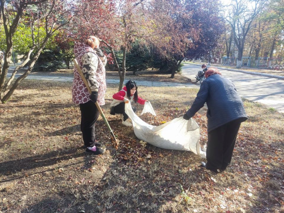 Сегодня, 27сентября 2025 года, в Кировском внутригородском районе города Донецк состоялся субботник по адресу: ул. Кирова, 145 Сегодня, 27сентября 2025 года, в Кировском внутригородском районе города Донецк состоялся субботник по адресу: ул. Кирова, 145