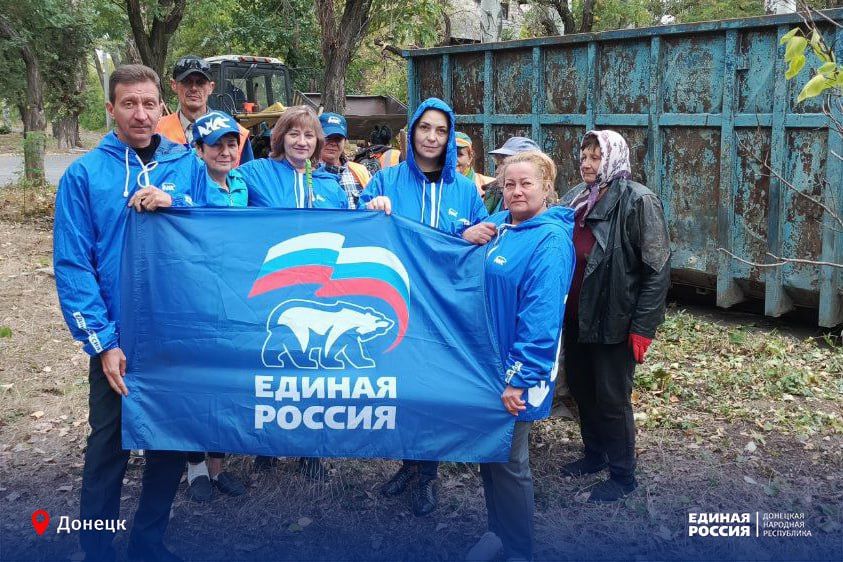 Активисты-единороссы провели акцию «Чистый четверг» в сквере Донецка Активисты-единороссы провели акцию «Чистый четверг» в сквере Донецка