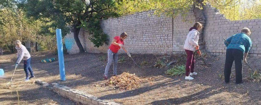 Убираем город вместе. В Моспино прошел общегородской субботник, участие в котором приняли сотрудники Моспинского территориального управления, трудовые коллективы организаций и предприимчивые жители-активисты Убираем город вместе. В Моспино прошел общегородской субботник, участие в котором приняли сотрудники Моспинского территориального управления, трудовые коллективы организаций и предприимчивые жители-активисты