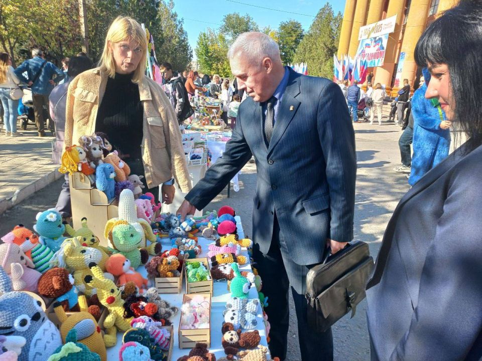 Выставку работ посвященную празднования Дня города Зугрэса сегодня посетил врип главы муниципального образования городского округа Харцызск Евгений Поплавский Выставку работ посвященную празднования Дня города Зугрэса сегодня посетил врип главы муниципального образования городского округа Харцызск Евгений Поплавский