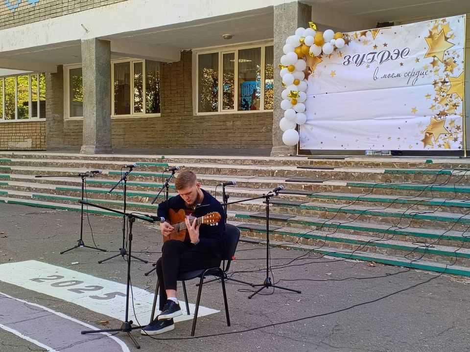 Сегодня, в честь праздника Дня города Зугрэса 27 сентября, состоялась концертно-развлекательная программа, в которой приняли участие учащиеся и преподаватели МБУДО "ЗДШИ" при взаимодействии с коллективами ГБОУ "СШ 17 г.о.... Сегодня, в честь праздника Дня города Зугрэса 27 сентября, состоялась концертно-развлекательная программа, в которой приняли участие учащиеся и преподаватели МБУДО "ЗДШИ" при взаимодействии с коллективами ГБОУ "СШ 17 г.о....