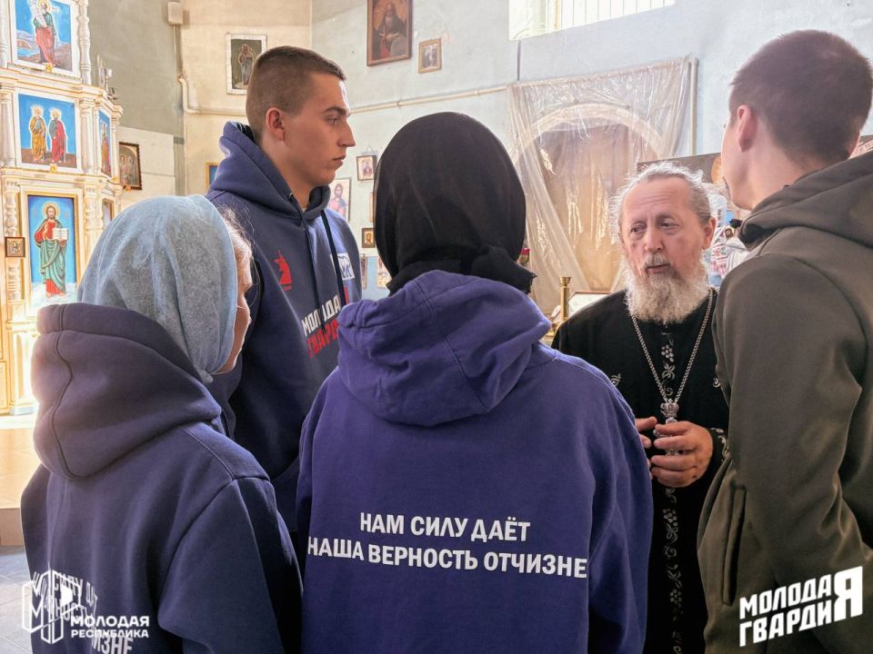Молодёжь посетила Свято-Преображенский храм Молодёжь посетила Свято-Преображенский храм