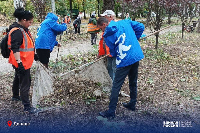 Активисты-единороссы провели акцию «Чистый четверг» в сквере Донецка Активисты-единороссы провели акцию «Чистый четверг» в сквере Донецка