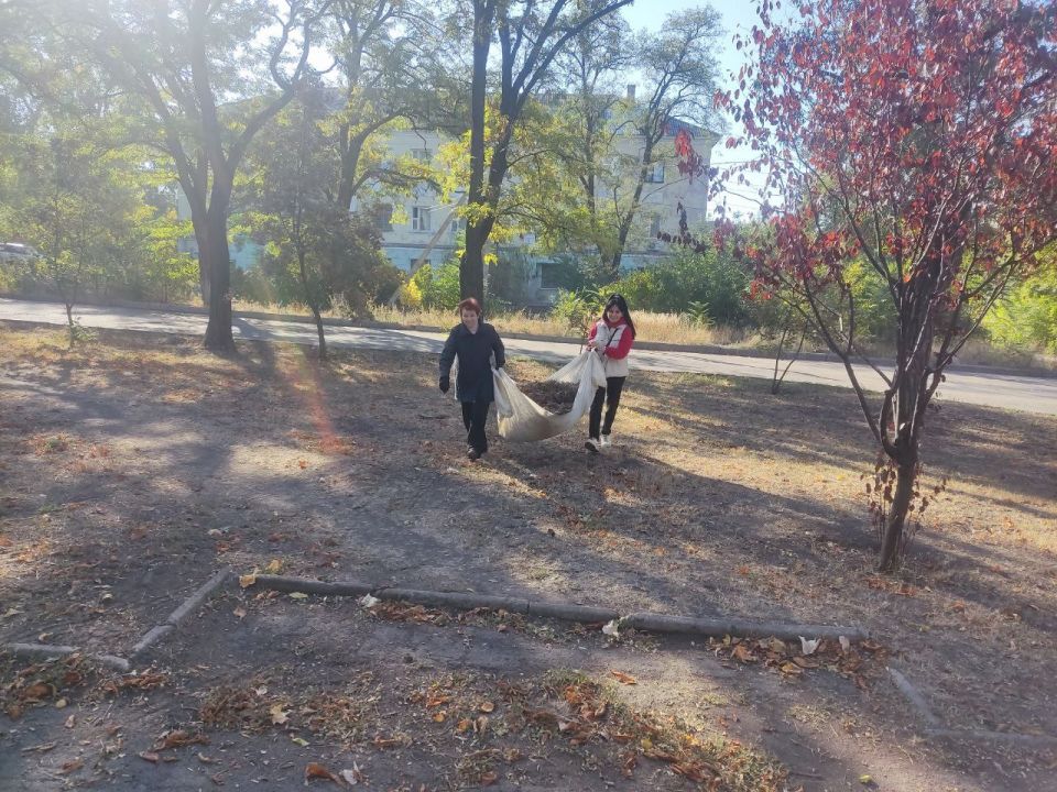 Сегодня, 27сентября 2025 года, в Кировском внутригородском районе города Донецк состоялся субботник по адресу: ул. Кирова, 145 Сегодня, 27сентября 2025 года, в Кировском внутригородском районе города Донецк состоялся субботник по адресу: ул. Кирова, 145
