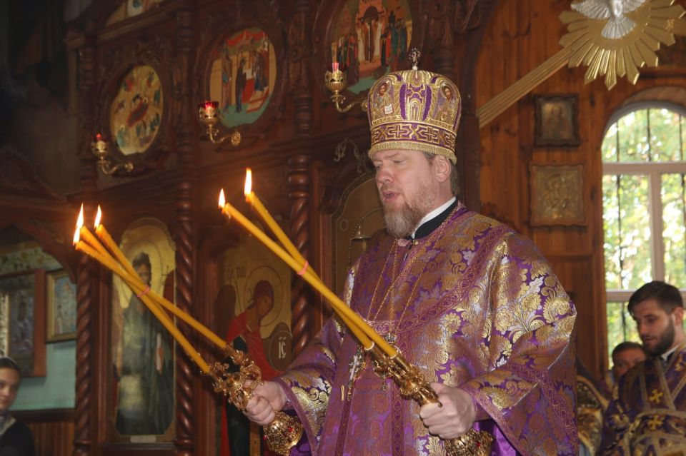 Митрополит Владимир совершил Божественную литургию в Свято-Николаевском храме Новоазовска Митрополит Владимир совершил Божественную литургию в Свято-Николаевском храме Новоазовска