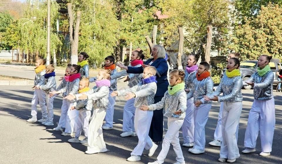 В Донецке ко Дню воссоединения ДНР с Россией выступили творческие коллективы В Донецке ко Дню воссоединения ДНР с Россией выступили творческие коллективы