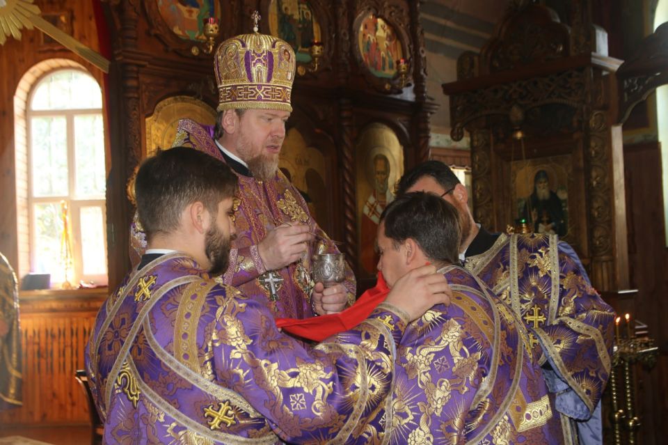 Митрополит Владимир совершил Божественную литургию в Свято-Николаевском храме Новоазовска Митрополит Владимир совершил Божественную литургию в Свято-Николаевском храме Новоазовска
