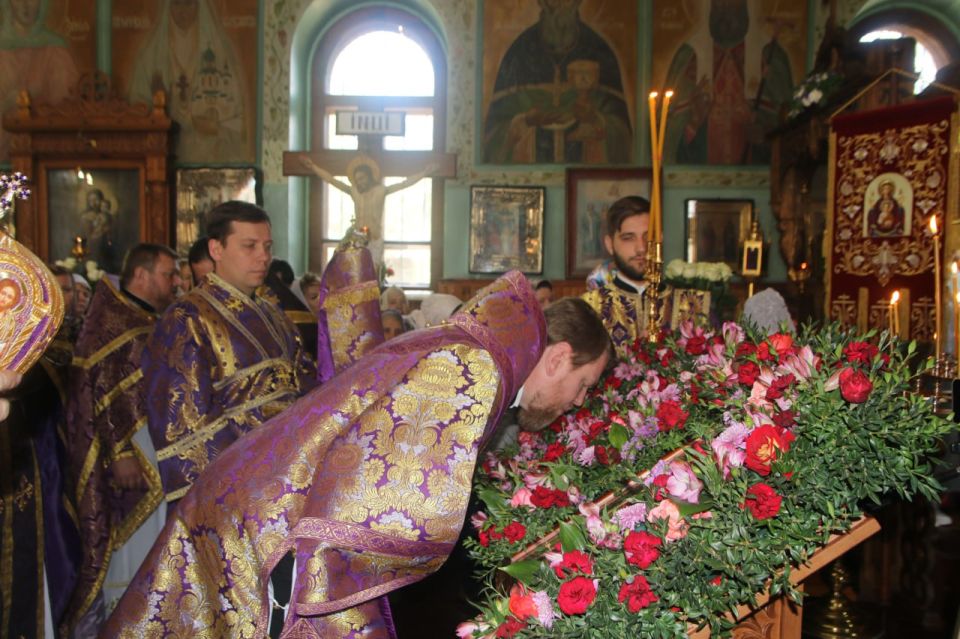 Митрополит Владимир совершил Божественную литургию в Свято-Николаевском храме Новоазовска Митрополит Владимир совершил Божественную литургию в Свято-Николаевском храме Новоазовска