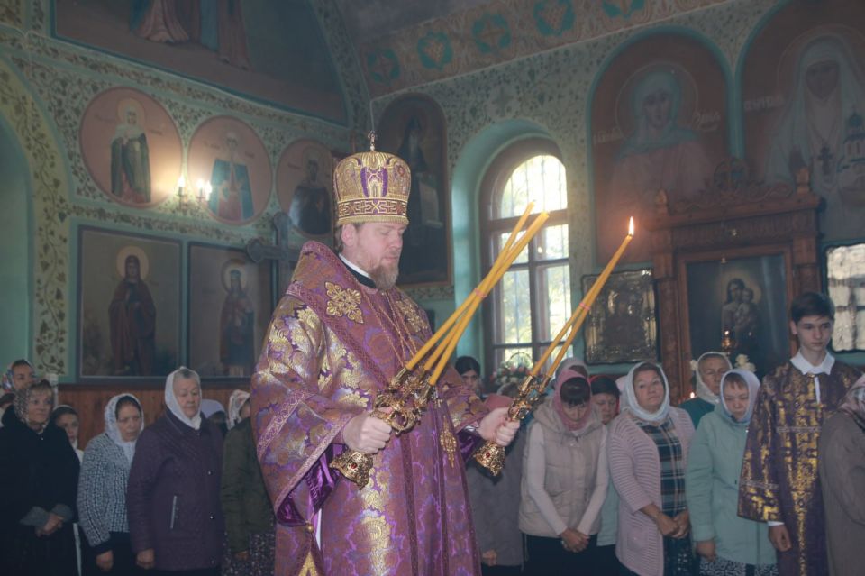 Митрополит Владимир совершил Божественную литургию в Свято-Николаевском храме Новоазовска Митрополит Владимир совершил Божественную литургию в Свято-Николаевском храме Новоазовска