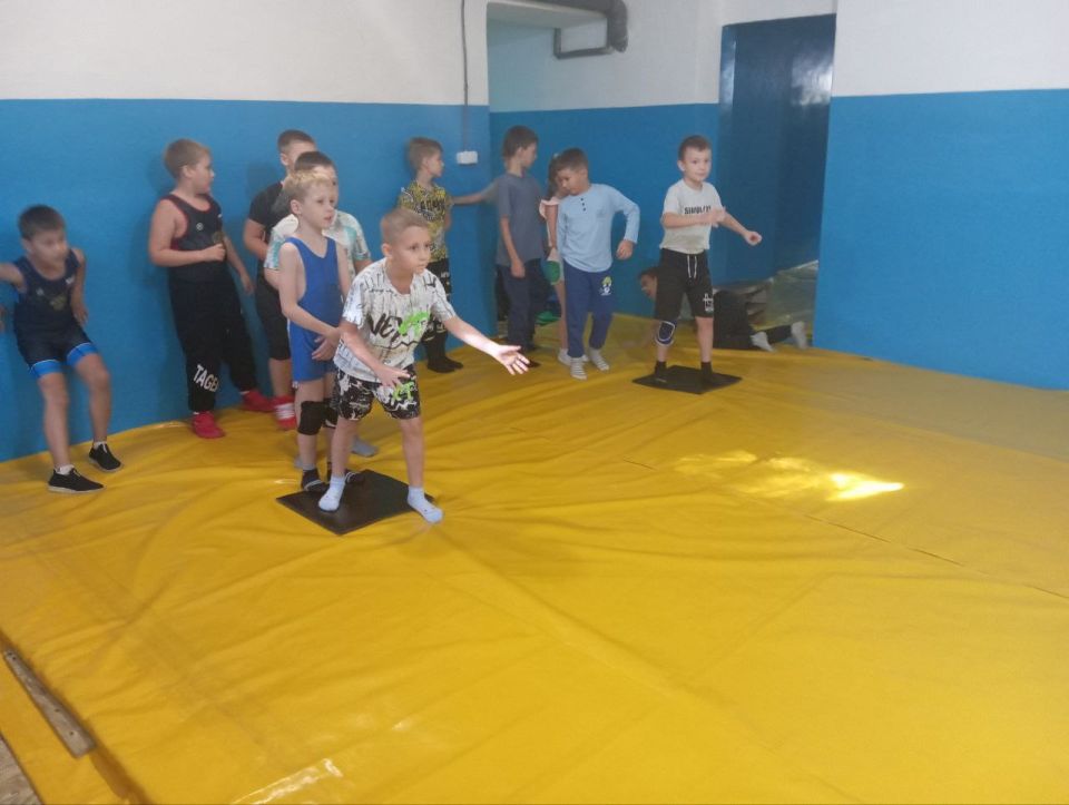 Спортивные эстафеты. 26 и 27 сентября в спортивной школе городского округа Енакиево с обучающимися отделения вольной борьбы проведены спортивные эстафеты «Одна страна, одна семья», приуроченные ко Дню воссоединения Донецкой... Спортивные эстафеты. 26 и 27 сентября в спортивной школе городского округа Енакиево с обучающимися отделения вольной борьбы проведены спортивные эстафеты «Одна страна, одна семья», приуроченные ко Дню воссоединения Донецкой...