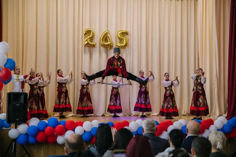 Руководитель Представительства Санкт-Петербурга в Мариуполе Олег Моргун поздравил жителей поселка Старый Крым с 245-летним юбилеем Руководитель Представительства Санкт-Петербурга в Мариуполе Олег Моргун поздравил жителей поселка Старый Крым с 245-летним юбилеем