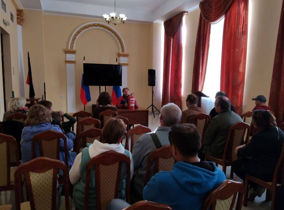 В Харцызске для семей защитников Родины провели мастер-класс по пожарной безопасности В Харцызске для семей защитников Родины провели мастер-класс по пожарной безопасности