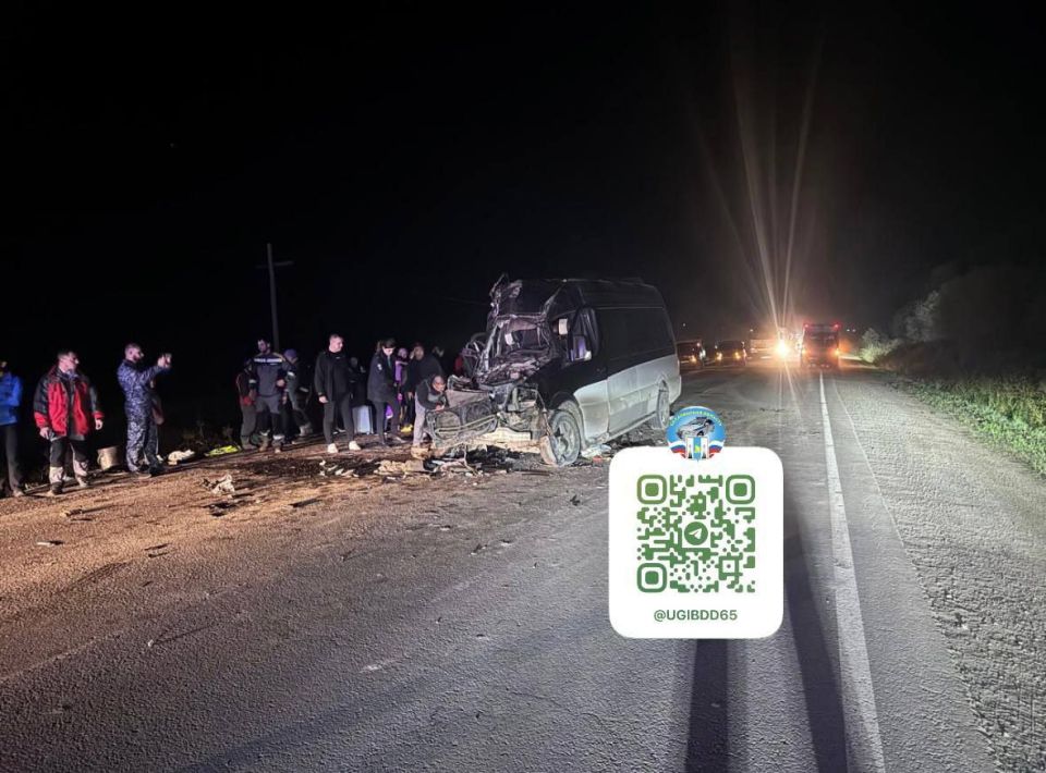 Пять человек пострадали в ДТП с участием микроавтобуса и трактора в Углегорске Пять человек пострадали в ДТП с участием микроавтобуса и трактора в Углегорске