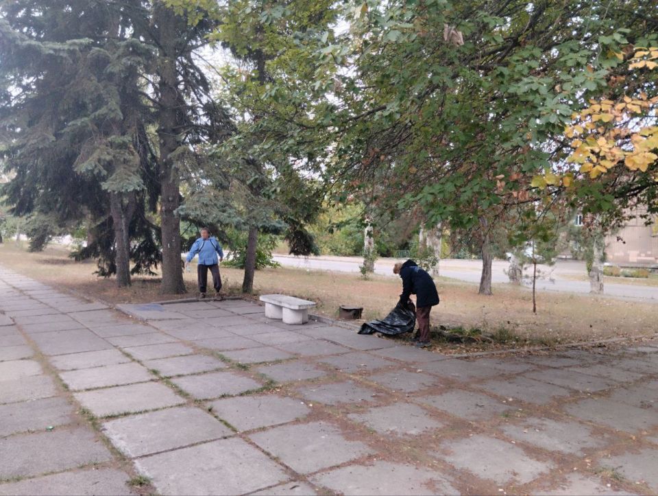 Сегодня, 29 сентября, с целью приведения территории в надлежащее санитарное состояние силами МУП АГМ «Коммунальник-15» проведены работы по сбору видимого мусора на прилегающей территории к зданию Управы Кировского... Сегодня, 29 сентября, с целью приведения территории в надлежащее санитарное состояние силами МУП АГМ «Коммунальник-15» проведены работы по сбору видимого мусора на прилегающей территории к зданию Управы Кировского...