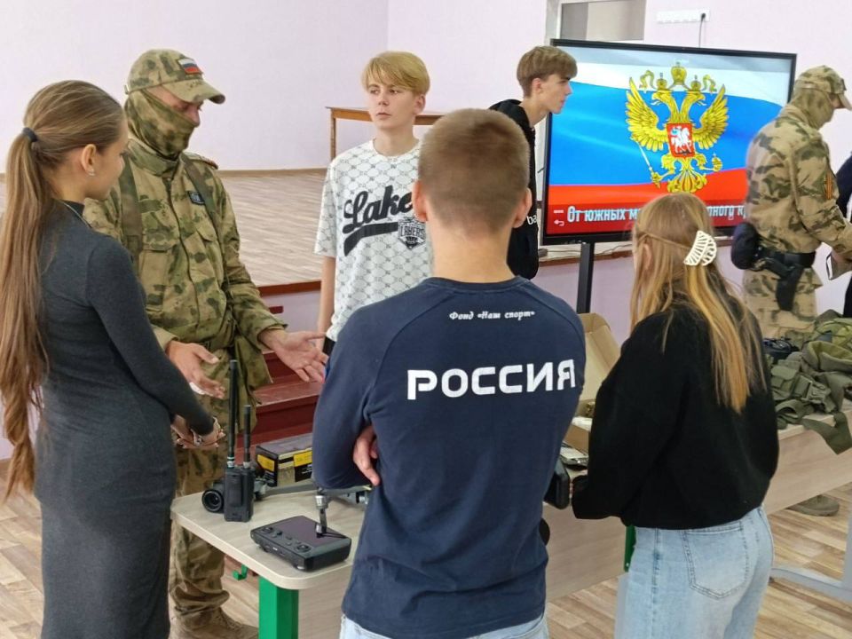 Денис Зубов: СВОим примером!. Сегодня, 29 сентября, в ГБОУ "СШ №13" состоялась встреча администрации городского округа Иловайск, совместно с военнослужащими Росгвардии с учащимися старших классов Денис Зубов: СВОим примером!. Сегодня, 29 сентября, в ГБОУ "СШ №13" состоялась встреча администрации городского округа Иловайск, совместно с военнослужащими Росгвардии с учащимися старших классов