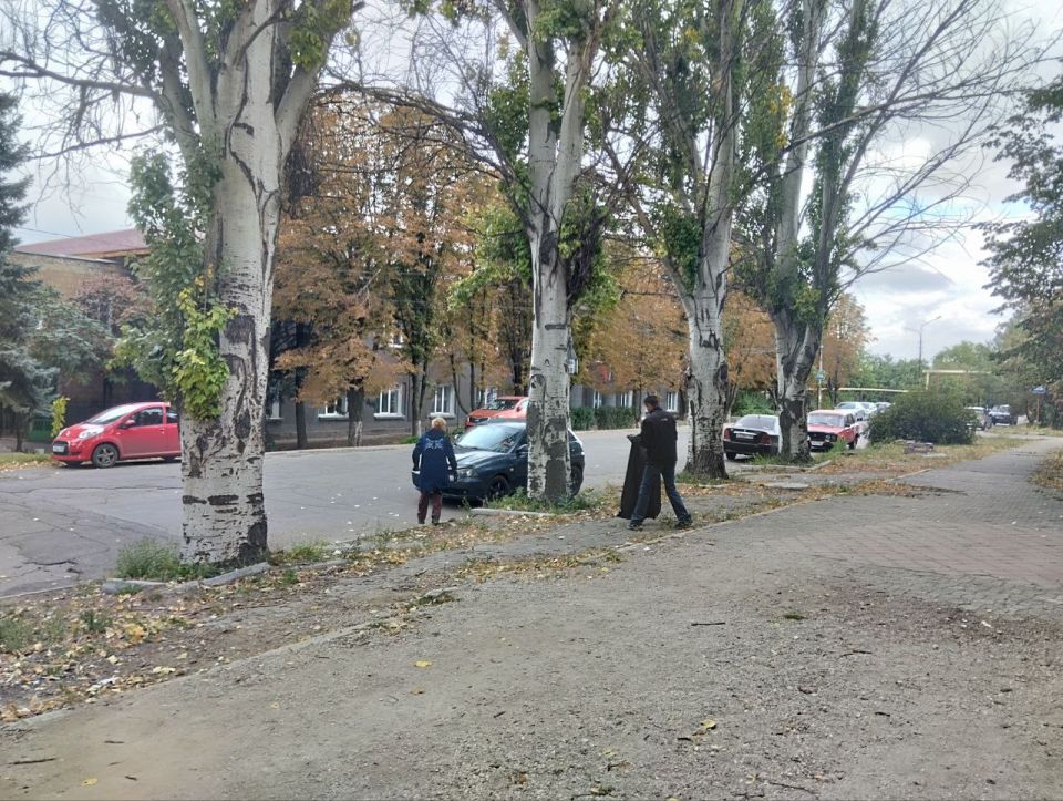 Сегодня, 29 сентября, с целью приведения территории в надлежащее санитарное состояние силами МУП АГМ «Коммунальник-15» проведены работы по сбору видимого мусора на прилегающей территории к зданию Управы Кировского... Сегодня, 29 сентября, с целью приведения территории в надлежащее санитарное состояние силами МУП АГМ «Коммунальник-15» проведены работы по сбору видимого мусора на прилегающей территории к зданию Управы Кировского...