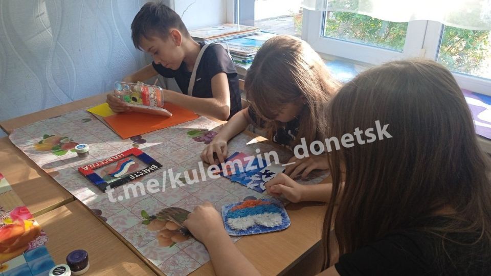 В школах искусств и художественной школе нашего города прошёл яркий марафон мастер-классов «Душой и сердцем едины», приуроченный ко Дню воссоединения Донецкой Народной Республики с Россией! В школах искусств и художественной школе нашего города прошёл яркий марафон мастер-классов «Душой и сердцем едины», приуроченный ко Дню воссоединения Донецкой Народной Республики с Россией!