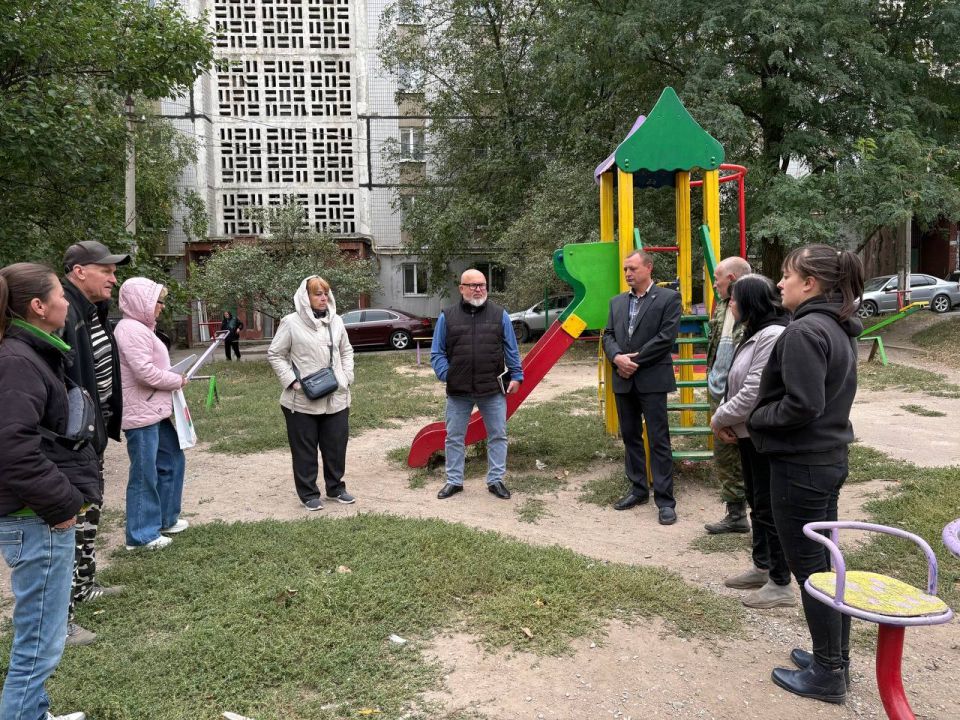 По поручению Главы ДНР Дениса Пушилина 29.09.2025 по адресу: г.Донецк, ул. Пухова,45 состоялась встреча с жителями первого заместителя руководителя Управы Ленинского внутригородского района администрации городского округа... По поручению Главы ДНР Дениса Пушилина 29.09.2025 по адресу: г.Донецк, ул. Пухова,45 состоялась встреча с жителями первого заместителя руководителя Управы Ленинского внутригородского района администрации городского округа...