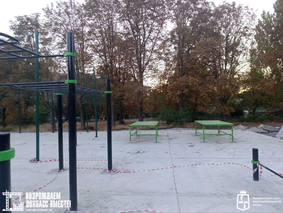На спортивной площадке школы № 6 в Амвросиевке продолжается ремонт На спортивной площадке школы № 6 в Амвросиевке продолжается ремонт