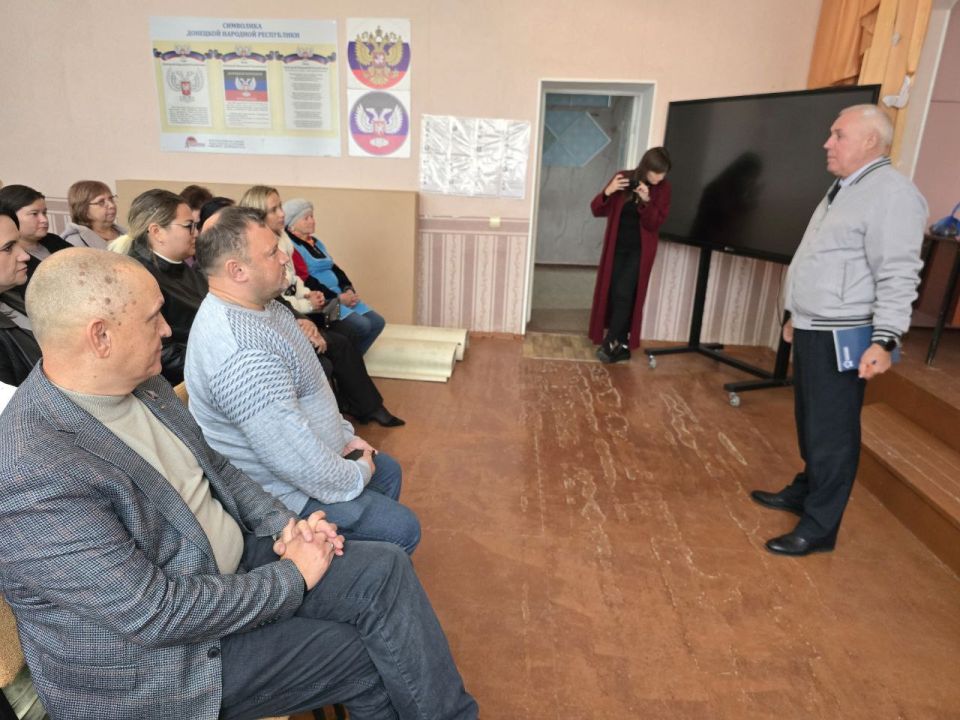 Дмитрий Огилец: По поручению Главы Донецкой Народной Республики совместно с временно исполняющий полномочия главы городского округа Харцызск Евгением Валентиновичем Поплавским провели встречу с трудовым коллективом ГБОУ... Дмитрий Огилец: По поручению Главы Донецкой Народной Республики совместно с временно исполняющий полномочия главы городского округа Харцызск Евгением Валентиновичем Поплавским провели встречу с трудовым коллективом ГБОУ...