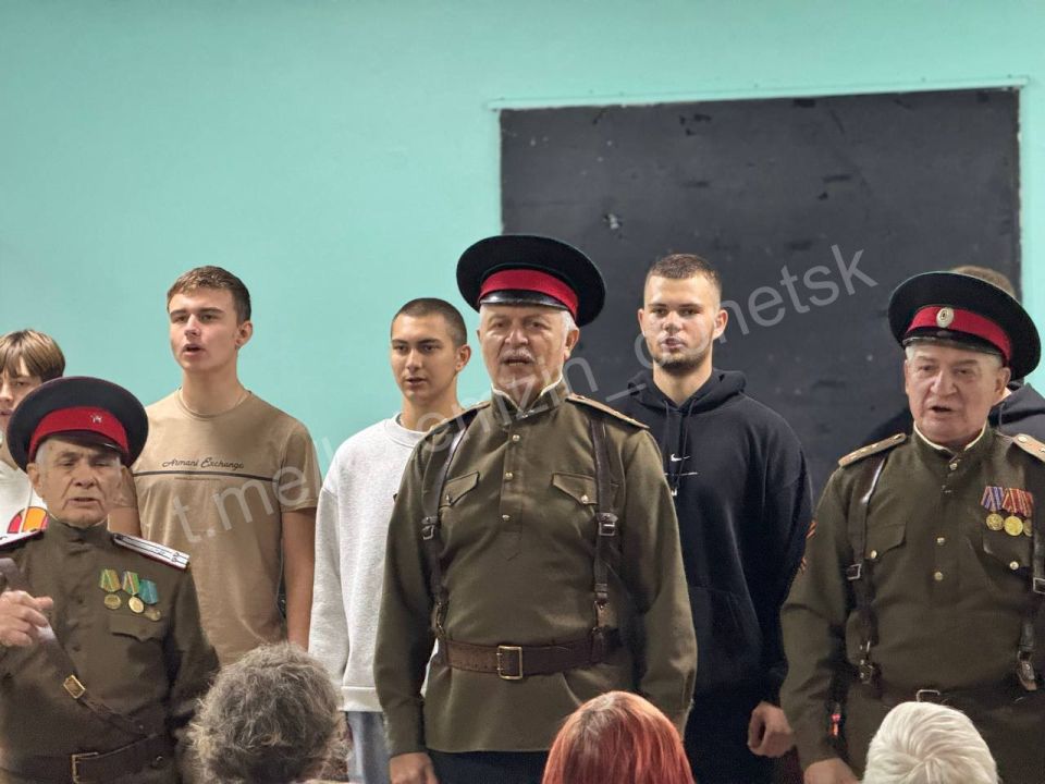 «Мы едины — мы сильны»!. Активисты партии «Единая Россия», накануне Дня воссоединения Донецкой Народной Республики с Российской Федерацией, посетили воспитанников реабилитационного центра «С надеждой на будущее», разделив с... «Мы едины — мы сильны»!. Активисты партии «Единая Россия», накануне Дня воссоединения Донецкой Народной Республики с Российской Федерацией, посетили воспитанников реабилитационного центра «С надеждой на будущее», разделив с...
