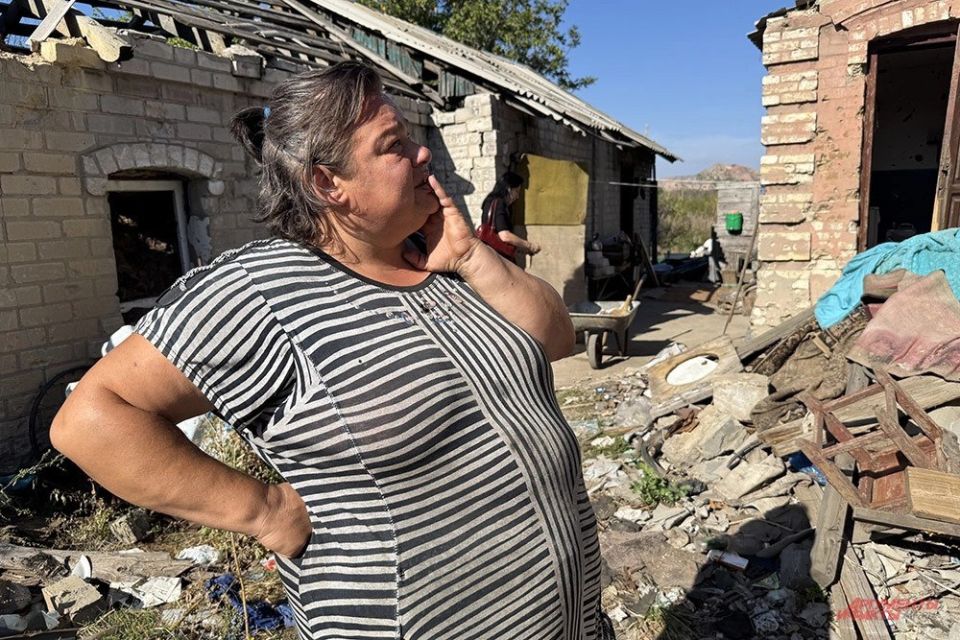 «Мэр» на руинах. Единственный житель разрушенной Марьинки готовится к зиме «Мэр» на руинах. Единственный житель разрушенной Марьинки готовится к зиме