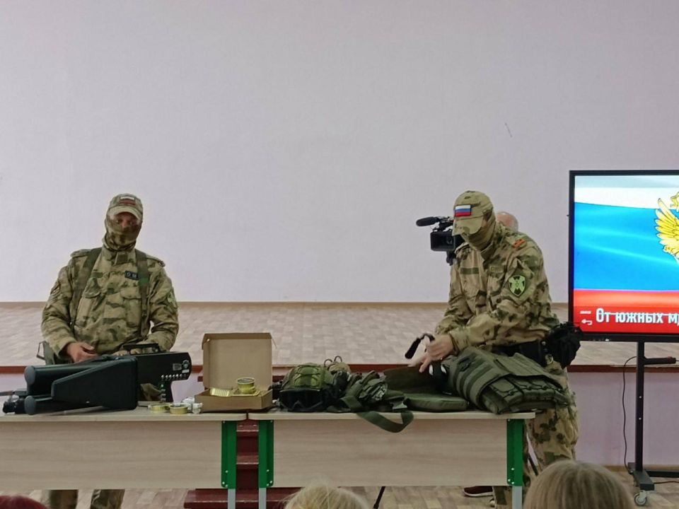Денис Зубов: СВОим примером!. Сегодня, 29 сентября, в ГБОУ "СШ №13" состоялась встреча администрации городского округа Иловайск, совместно с военнослужащими Росгвардии с учащимися старших классов Денис Зубов: СВОим примером!. Сегодня, 29 сентября, в ГБОУ "СШ №13" состоялась встреча администрации городского округа Иловайск, совместно с военнослужащими Росгвардии с учащимися старших классов