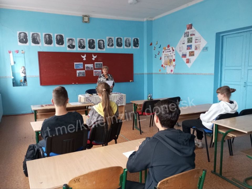 Алексей Кулемзин: Накануне Дня воссоединения ДНР, ЛНР, Запорожской и Херсонской областей с Российской Федерацией, в школах села Новопетриковка Великоновосёлковского м.о. прошли открытые уроки и торжественные мероприятия Алексей Кулемзин: Накануне Дня воссоединения ДНР, ЛНР, Запорожской и Херсонской областей с Российской Федерацией, в школах села Новопетриковка Великоновосёлковского м.о. прошли открытые уроки и торжественные мероприятия