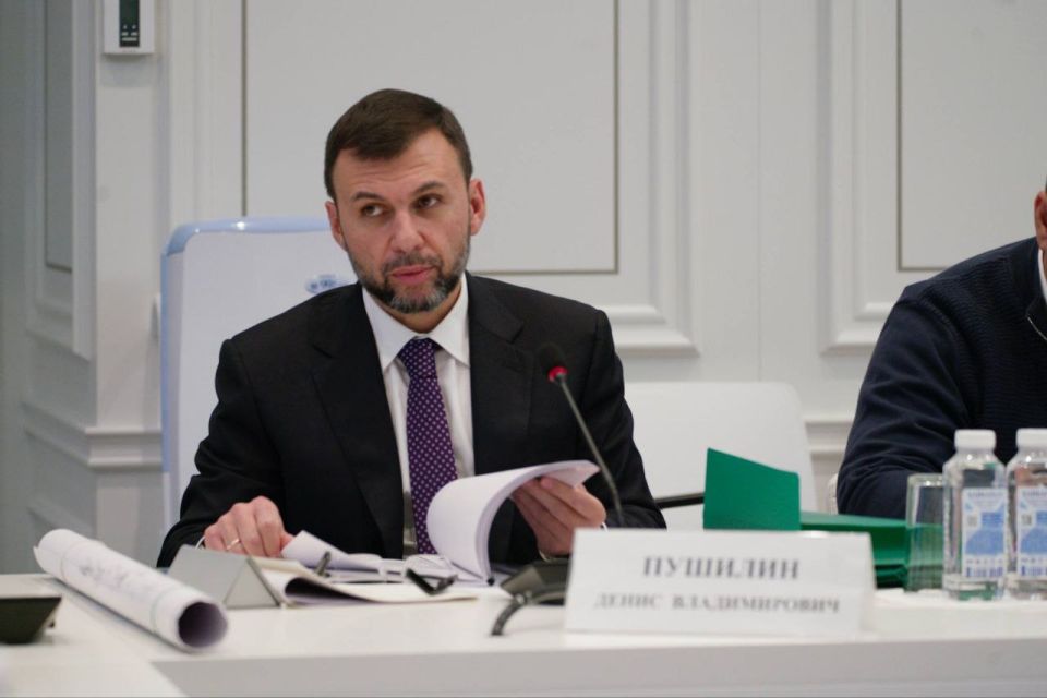 Глава Минстроя России Ирек Файзуллин провел расширенное совещание по ситуации с водоснабжением на Донбассе Глава Минстроя России Ирек Файзуллин провел расширенное совещание по ситуации с водоснабжением на Донбассе