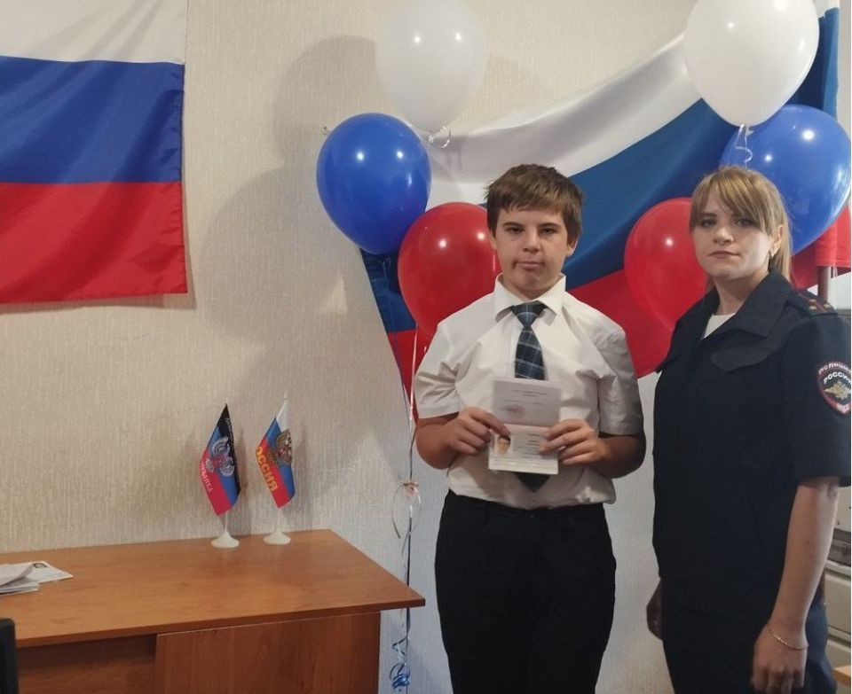 В Донецке полицейские вручили паспорта юным гражданам России В Донецке полицейские вручили паспорта юным гражданам России