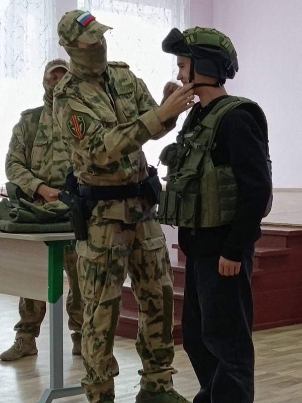 Денис Зубов: СВОим примером!. Сегодня, 29 сентября, в ГБОУ "СШ №13" состоялась встреча администрации городского округа Иловайск, совместно с военнослужащими Росгвардии с учащимися старших классов Денис Зубов: СВОим примером!. Сегодня, 29 сентября, в ГБОУ "СШ №13" состоялась встреча администрации городского округа Иловайск, совместно с военнослужащими Росгвардии с учащимися старших классов