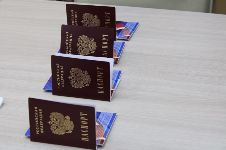 Иван Приходько: В администрации городского округа Горловка вручили паспорта юным горловчанам в преддверии Дня воссоединения Донбасса с Россией Иван Приходько: В администрации городского округа Горловка вручили паспорта юным горловчанам в преддверии Дня воссоединения Донбасса с Россией