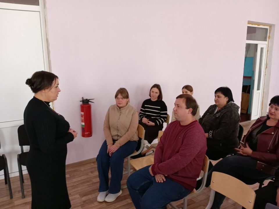 Встреча с коллективом. Сегодня, 29 сентября, заместитель главы администрации городского округа Иловайск Елена Кочетова встретилась с трудовым коллективом ГБОУ "СШ №13" Встреча с коллективом. Сегодня, 29 сентября, заместитель главы администрации городского округа Иловайск Елена Кочетова встретилась с трудовым коллективом ГБОУ "СШ №13"