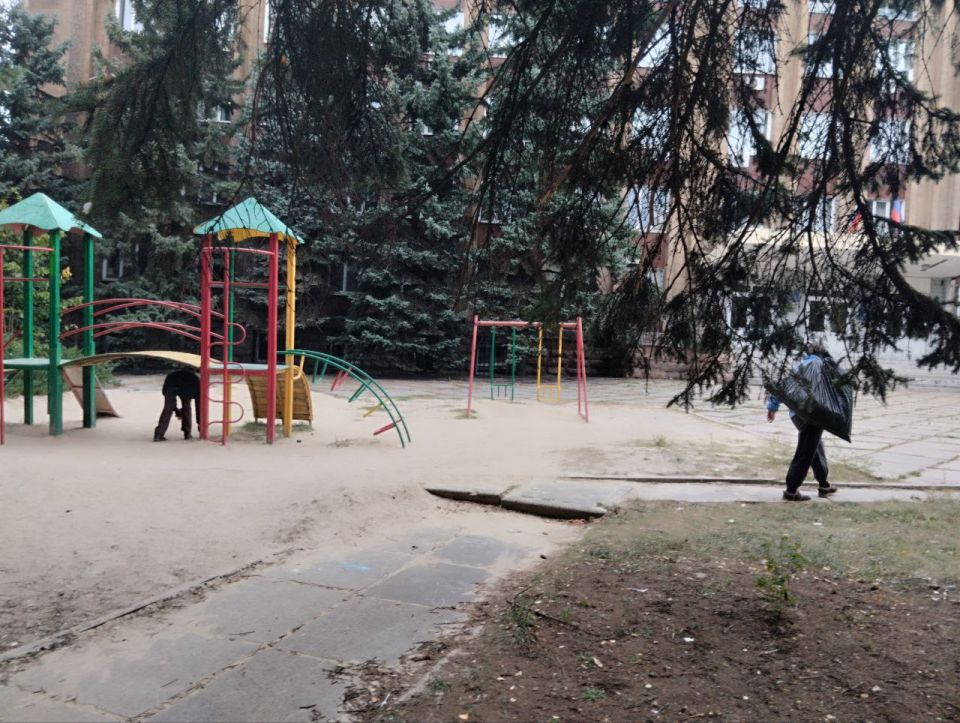 Сегодня, 29 сентября, с целью приведения территории в надлежащее санитарное состояние силами МУП АГМ «Коммунальник-15» проведены работы по сбору видимого мусора на прилегающей территории к зданию Управы Кировского... Сегодня, 29 сентября, с целью приведения территории в надлежащее санитарное состояние силами МУП АГМ «Коммунальник-15» проведены работы по сбору видимого мусора на прилегающей территории к зданию Управы Кировского...