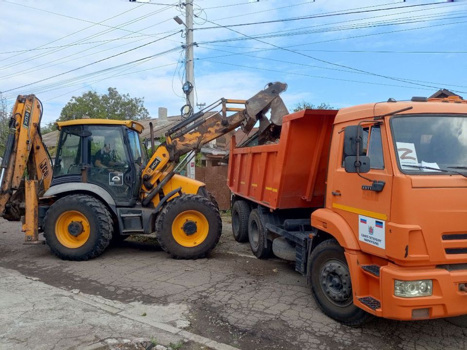 Санкт-Петербург помогает делать чище дворы и улицы Ильичевского района города Мариуполь Санкт-Петербург помогает делать чище дворы и улицы Ильичевского района города Мариуполь
