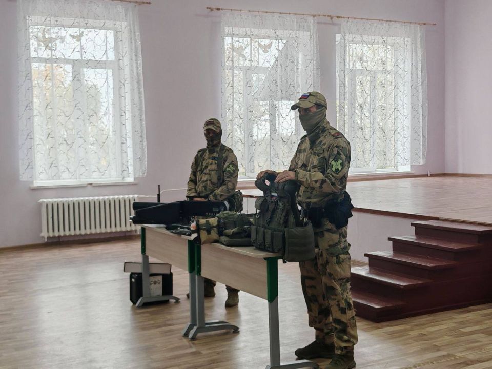 Денис Зубов: СВОим примером!. Сегодня, 29 сентября, в ГБОУ "СШ №13" состоялась встреча администрации городского округа Иловайск, совместно с военнослужащими Росгвардии с учащимися старших классов Денис Зубов: СВОим примером!. Сегодня, 29 сентября, в ГБОУ "СШ №13" состоялась встреча администрации городского округа Иловайск, совместно с военнослужащими Росгвардии с учащимися старших классов