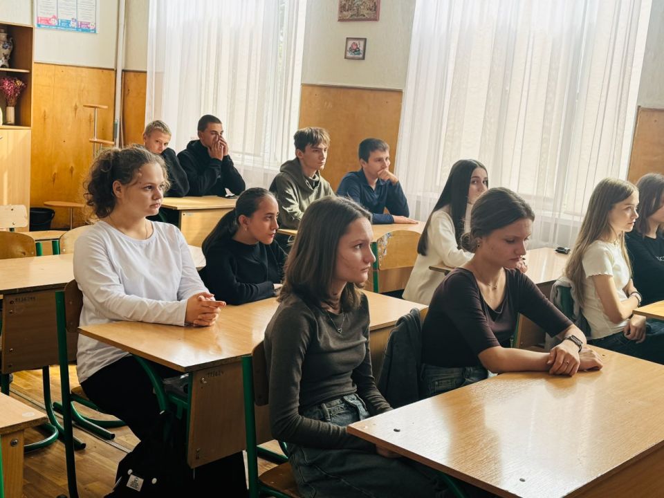 Сектор молодежной политики отдела молодежи, спорта и туризма Администрации Старобешевского муниципального округа провел для учащихся ГБОУ «Старобешевская школа № 2» диалог на равных с начальником Старобешевского... Сектор молодежной политики отдела молодежи, спорта и туризма Администрации Старобешевского муниципального округа провел для учащихся ГБОУ «Старобешевская школа № 2» диалог на равных с начальником Старобешевского...
