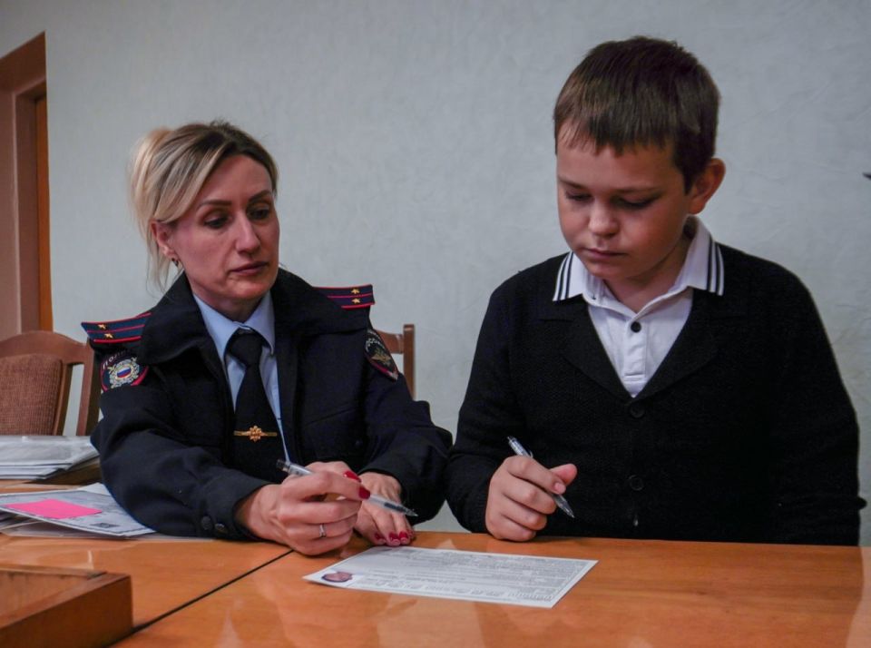В Донецке полицейские вручили паспорта юным гражданам России В Донецке полицейские вручили паспорта юным гражданам России