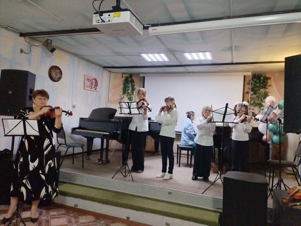 В Кировском прошел концерт в честь дня воссоединения Донбасса с Россией В Кировском прошел концерт в честь дня воссоединения Донбасса с Россией