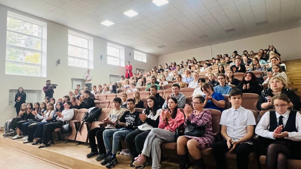 Сегодня молодежь Движения Первых собрались в стенах школы искусств Симфония Приморья, чтобы отметить важное событие в истории нашей страны — День воссоединения Донбасса с Россией Сегодня молодежь Движения Первых собрались в стенах школы искусств Симфония Приморья, чтобы отметить важное событие в истории нашей страны — День воссоединения Донбасса с Россией