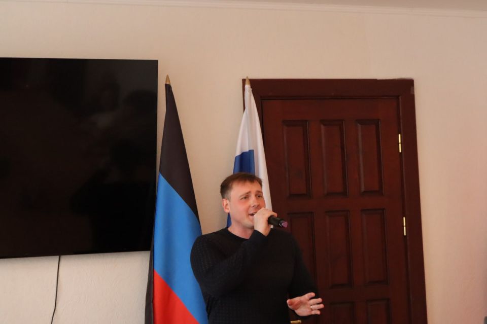 «ДОНБАСС – СЕРДЦЕ РОССИИ». В понедельник, 29 сентября 2025 года, в администрации городского округа Торез прошло торжественное мероприятие, посвященное Дню воссоединения Донецкой Народной Республики с Российской Федерацией «ДОНБАСС – СЕРДЦЕ РОССИИ». В понедельник, 29 сентября 2025 года, в администрации городского округа Торез прошло торжественное мероприятие, посвященное Дню воссоединения Донецкой Народной Республики с Российской Федерацией