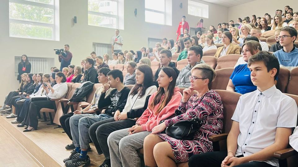 Сегодня молодежь Движения Первых собрались в стенах школы искусств Симфония Приморья, чтобы отметить важное событие в истории нашей страны — День воссоединения Донбасса с Россией Сегодня молодежь Движения Первых собрались в стенах школы искусств Симфония Приморья, чтобы отметить важное событие в истории нашей страны — День воссоединения Донбасса с Россией
